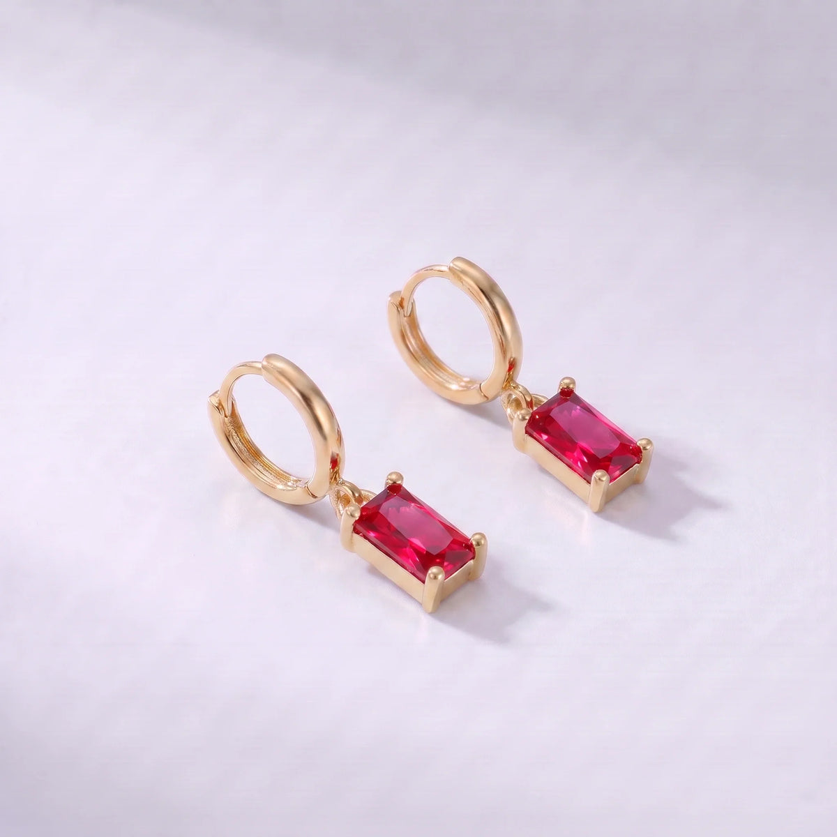 Kolczyki prostokątne z kamieniem urodzeniowym — lipiec, rubin