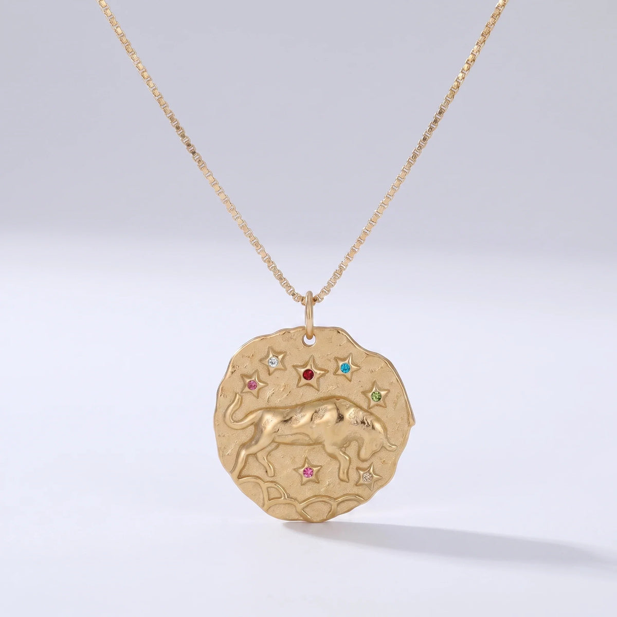 Naszyjnik z rustykalnym medalionem zodiaku: Byk.