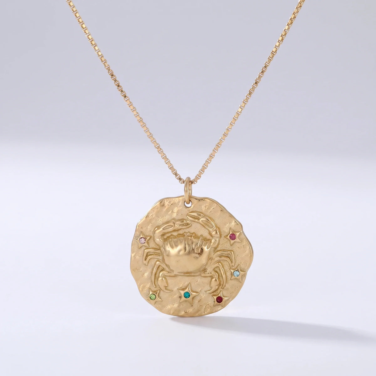 Naszyjnik z rustykalnym medalionem zodiaku: Rak.