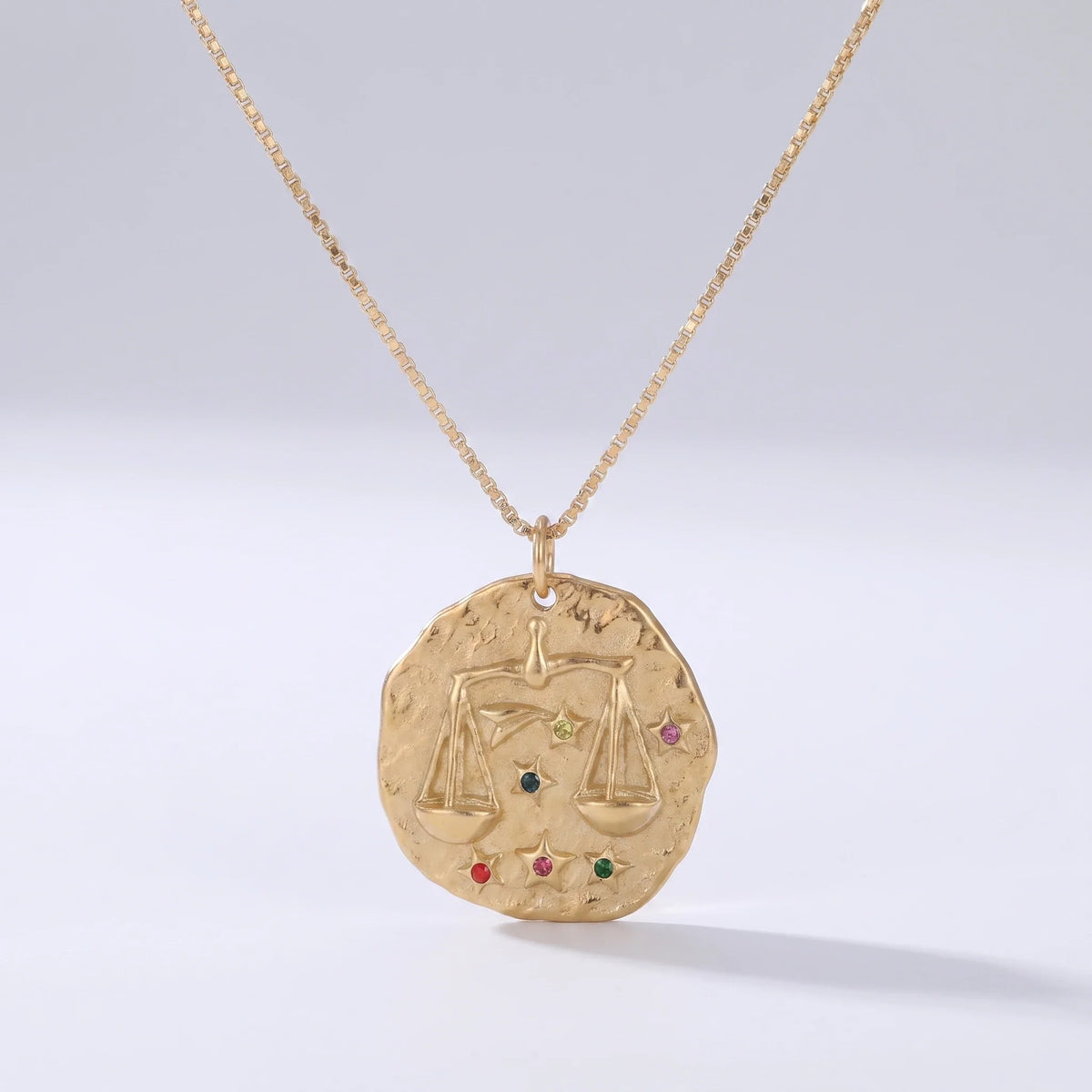 Naszyjnik z rustykalnym medalionem zodiaku: Waga.