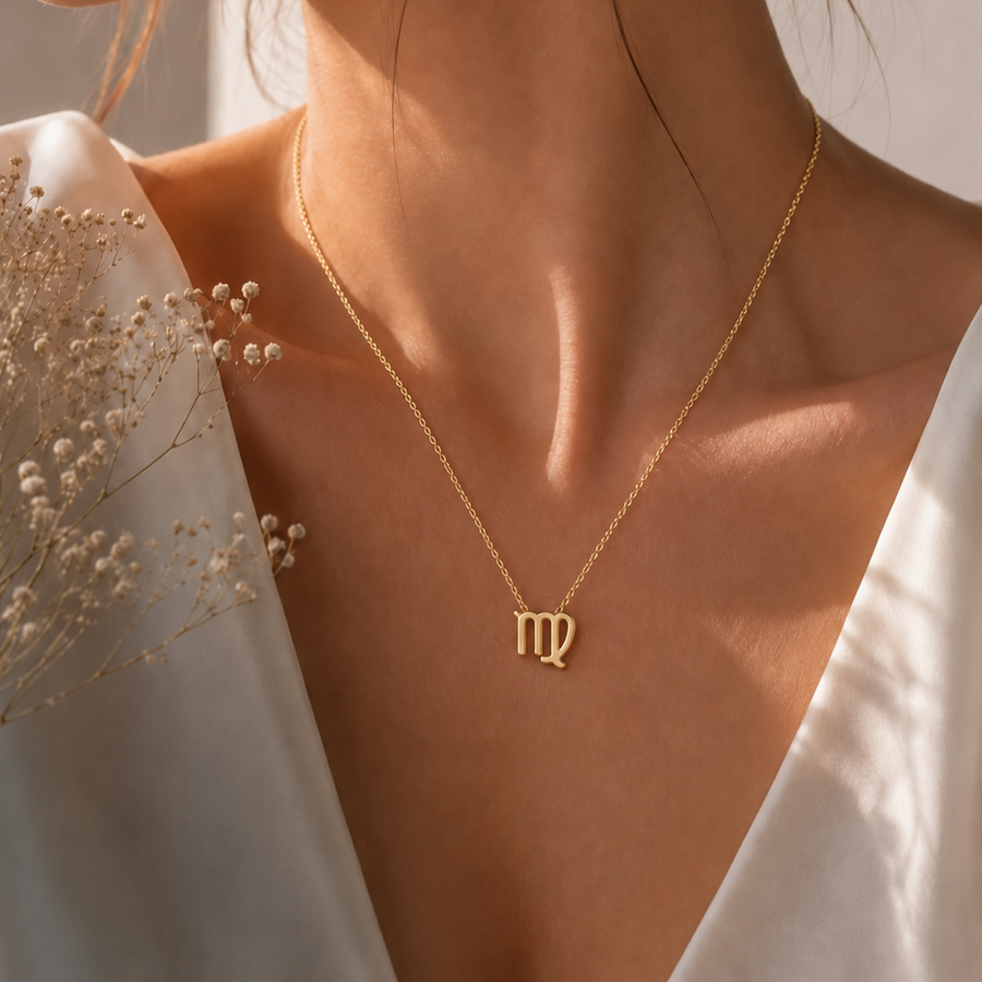Zbliżenie naszyjnika z symbolem znaku zodiaku