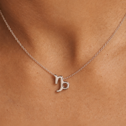 Zbliżenie naszyjnika z symbolem znaku zodiaku