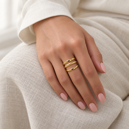Pozłacany pierścionek z trzema warstwami — zdjęcie na osobie, kadr bez twarzy, wykończenie w kolorze złota.