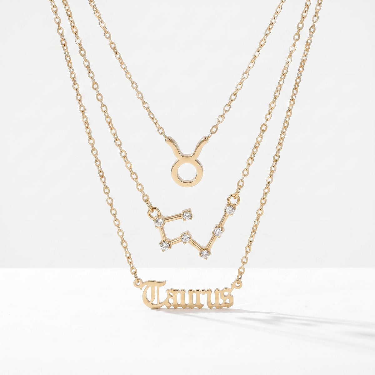 Zestaw 3 złotych naszyjników ze znakiem zodiaku Byka.