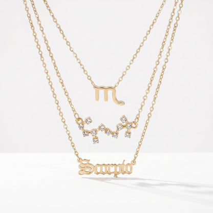 Zestaw 3 złotych naszyjników ze znakiem zodiaku Skorpiona.